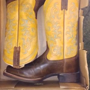 Woman's Ariat 5.5 silly brown/seashell boots